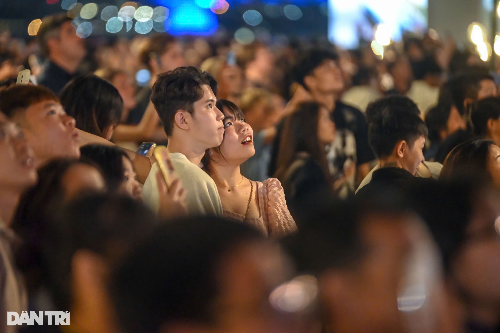 Mãn nhãn màn pháo hoa rực sáng bầu trời chào năm mới 2025 - 17 Mãn nhãn màn pháo hoa rực sáng bầu trời chào năm mới 2025 - 17