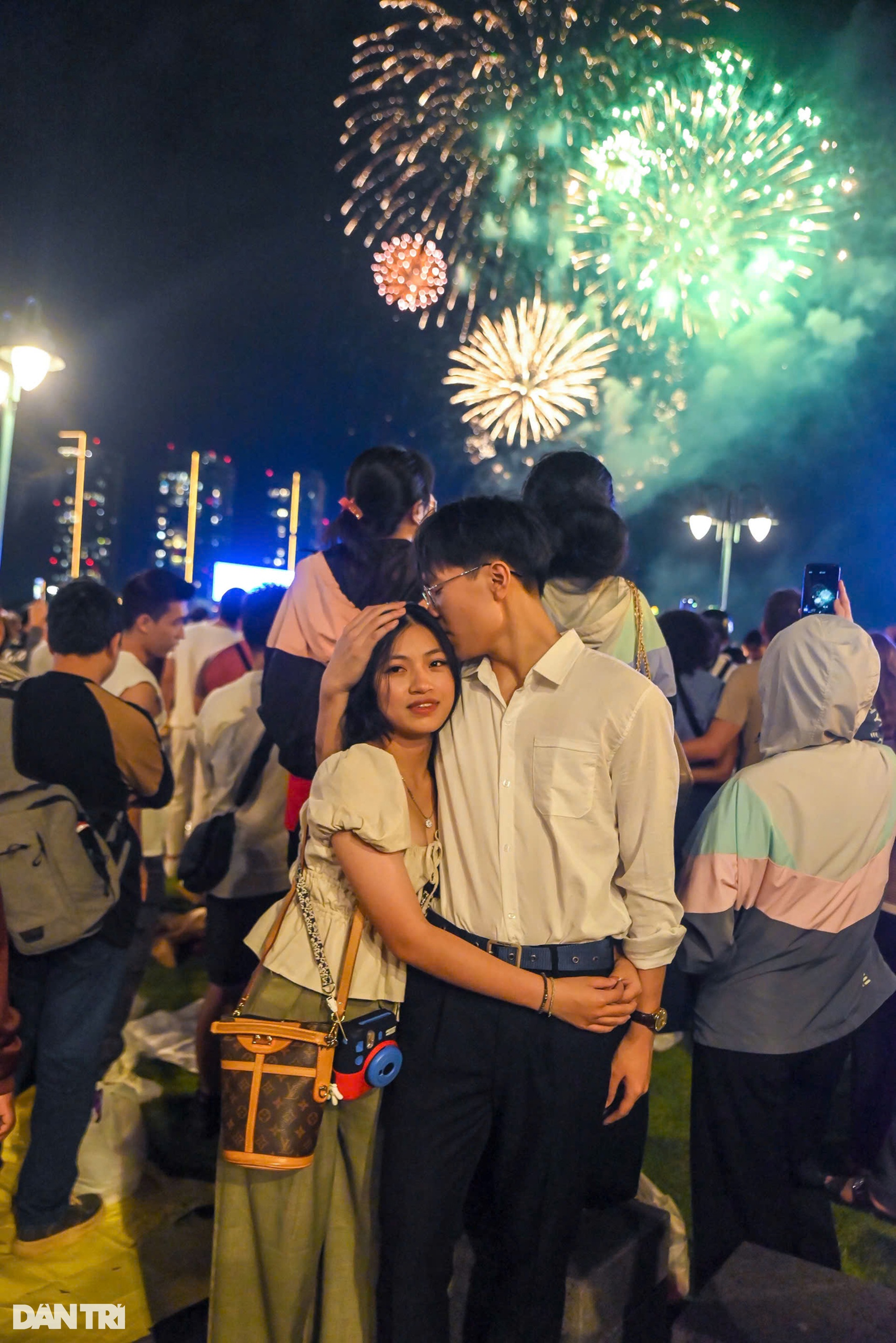 Mãn nhãn màn pháo hoa rực sáng bầu trời chào năm mới 2025 - 16 Mãn nhãn màn pháo hoa rực sáng bầu trời chào năm mới 2025 - 16