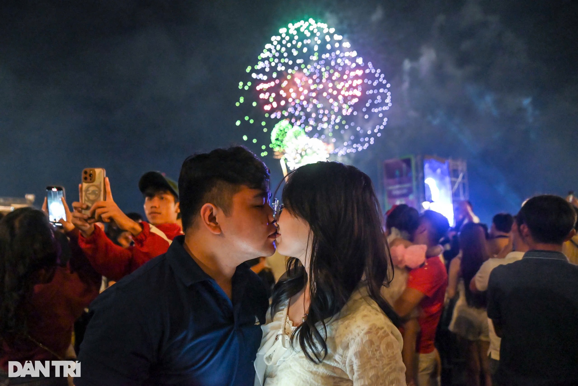 Mãn nhãn màn pháo hoa rực sáng bầu trời chào năm mới 2025 - 14 Mãn nhãn màn pháo hoa rực sáng bầu trời chào năm mới 2025 - 14