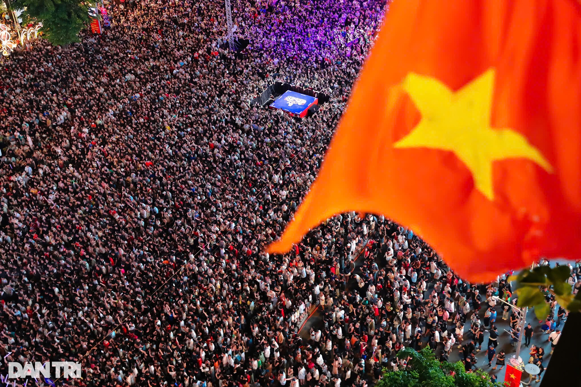 Mãn nhãn màn pháo hoa rực sáng bầu trời chào năm mới 2025 - 9 Mãn nhãn màn pháo hoa rực sáng bầu trời chào năm mới 2025 - 9