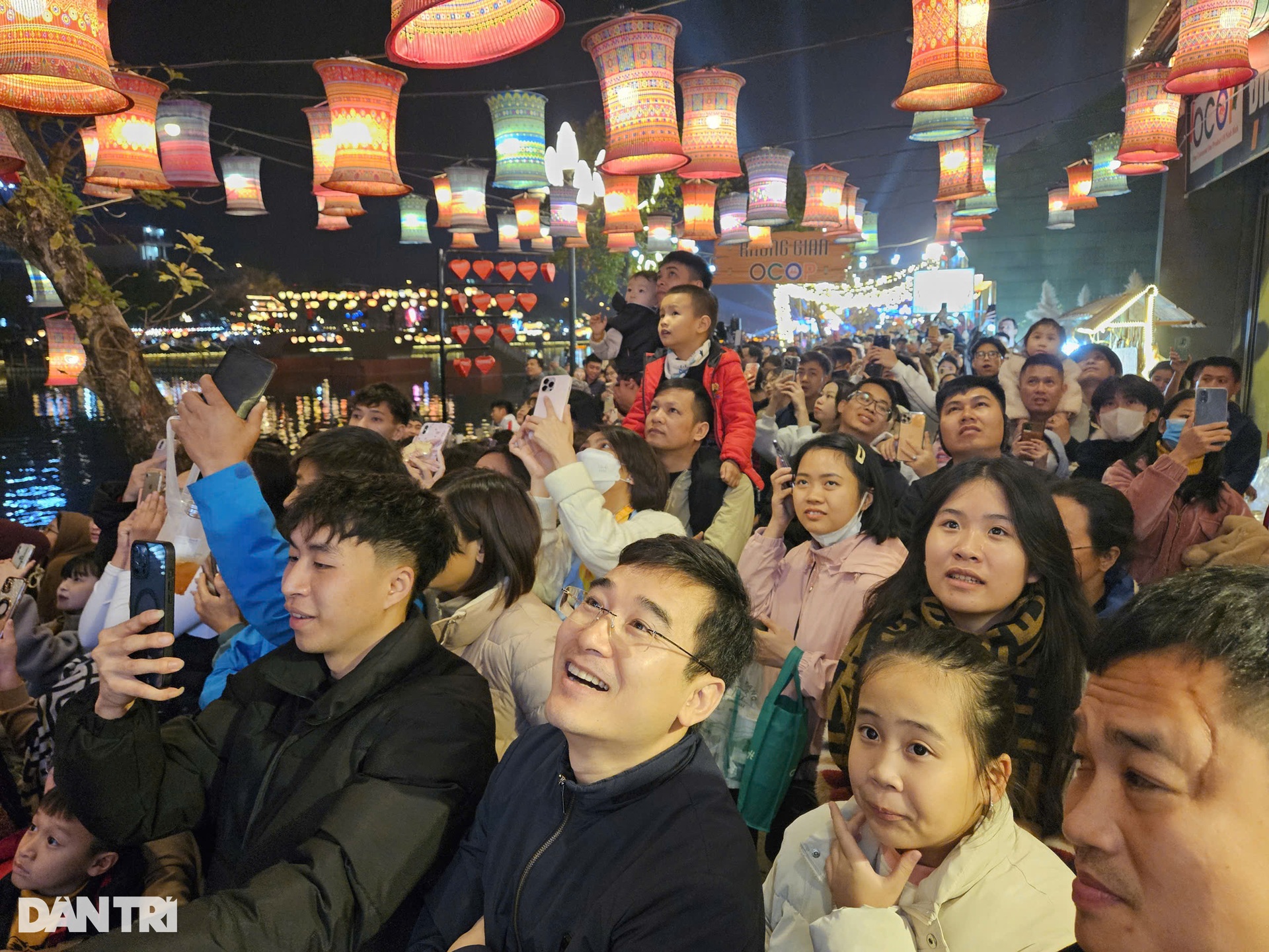 Mãn nhãn màn pháo hoa rực sáng bầu trời chào năm mới 2025 - 20 Mãn nhãn màn pháo hoa rực sáng bầu trời chào năm mới 2025 - 20