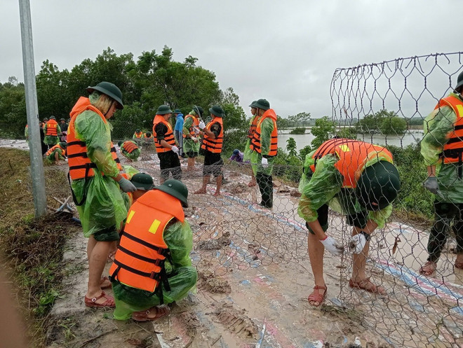 Cán bộ, chiến sỹ cùng các lực lượng chức năng và người dân gia cố đoạn đê sông Tích thuộc địa bàn thôn Liệp Mai, xã Ngọc Liệp, huyện Quốc Oai (Hà Nội). ( Ảnh: Vũ Sinh/TTXVN) quan-doi-5-resize.jpg