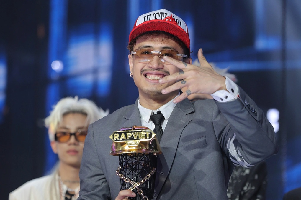Rapper 28 tuổi Hustlang Robber trở thành Quán quân Rap Việt mùa 4 - 1 Rapper 28 tuổi Hustlang Robber trở thành Quán quân Rap Việt mùa 4 - 1