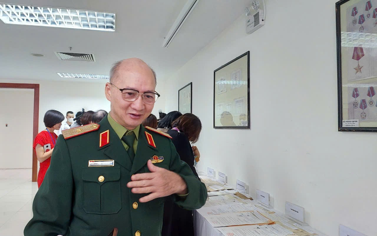 Thiếu tướng Phạm Sơn Dương chia sẻ với phóng viên Báo Điện tử VietnamPlus. (Ảnh: Minh Thu/Vietnam+) sonduong-2.jpg