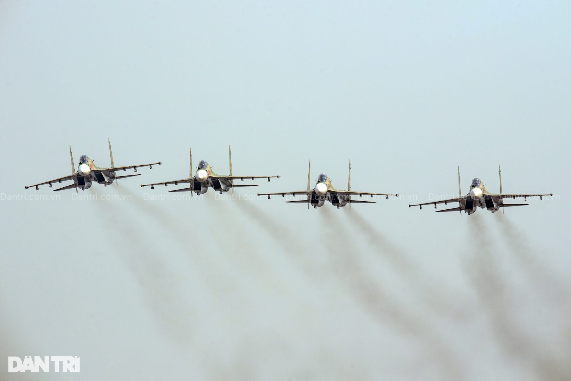 Hổ mang chúa SU-30MK2 bắn 96 quả đạn nhiễu rực sáng bầu trời Hà Nội - 8 Hổ mang chúa SU-30MK2 bắn 96 quả đạn nhiễu rực sáng bầu trời Hà Nội - 8