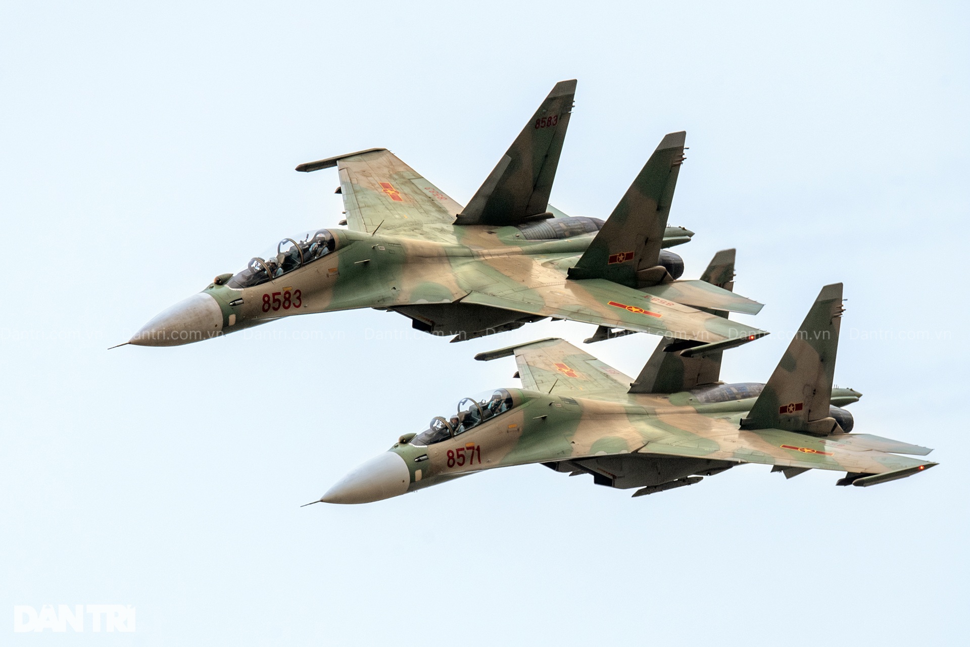 Hổ mang chúa SU-30MK2 bắn 96 quả đạn nhiễu rực sáng bầu trời Hà Nội - 11 Hổ mang chúa SU-30MK2 bắn 96 quả đạn nhiễu rực sáng bầu trời Hà Nội - 11