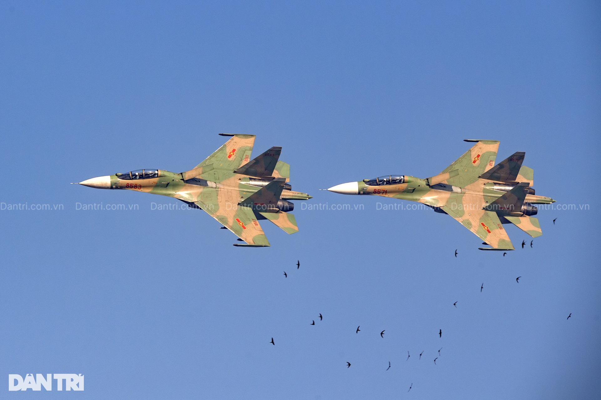 Hổ mang chúa SU-30MK2 bắn 96 quả đạn nhiễu rực sáng bầu trời Hà Nội - 10 Hổ mang chúa SU-30MK2 bắn 96 quả đạn nhiễu rực sáng bầu trời Hà Nội - 10