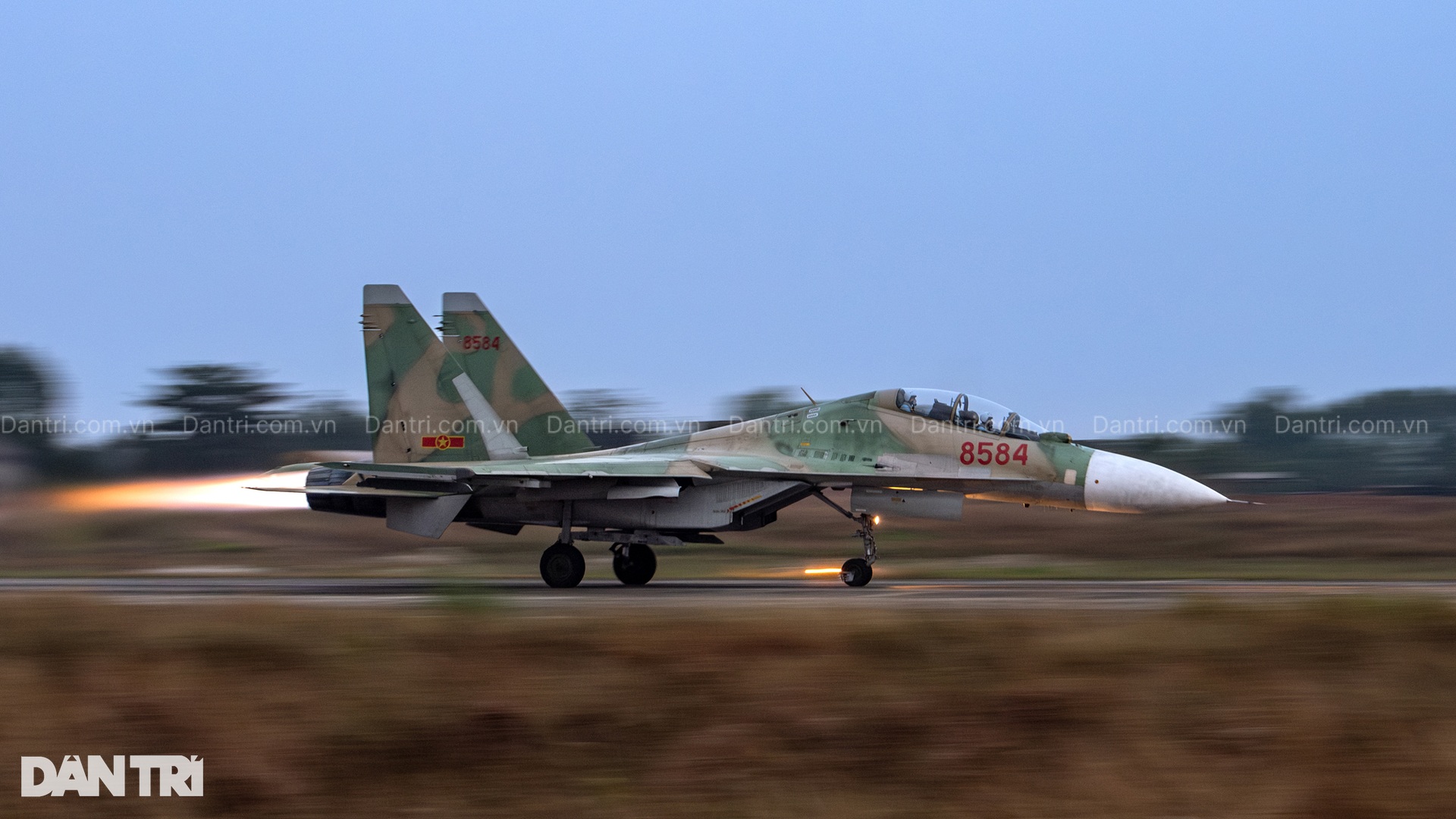 Hổ mang chúa SU-30MK2 bắn 96 quả đạn nhiễu rực sáng bầu trời Hà Nội - 1 Hổ mang chúa SU-30MK2 bắn 96 quả đạn nhiễu rực sáng bầu trời Hà Nội - 1
