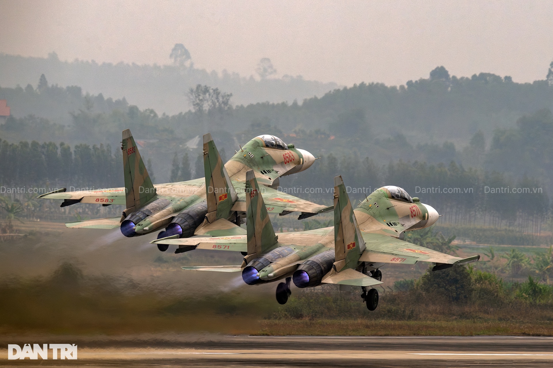Hổ mang chúa SU-30MK2 bắn 96 quả đạn nhiễu rực sáng bầu trời Hà Nội - 4 Hổ mang chúa SU-30MK2 bắn 96 quả đạn nhiễu rực sáng bầu trời Hà Nội - 4
