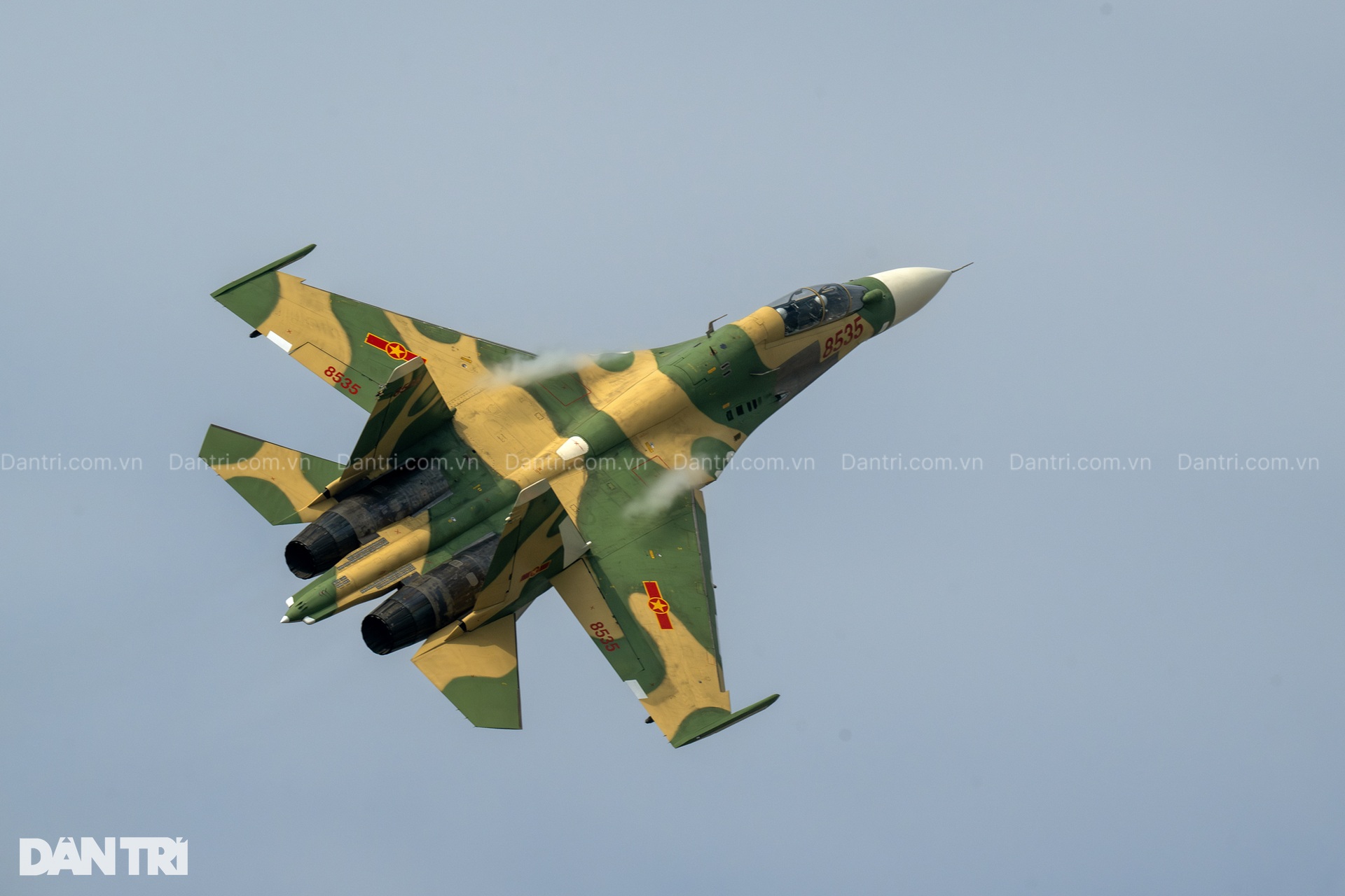 Hổ mang chúa SU-30MK2 bắn 96 quả đạn nhiễu rực sáng bầu trời Hà Nội - 14 Hổ mang chúa SU-30MK2 bắn 96 quả đạn nhiễu rực sáng bầu trời Hà Nội - 14