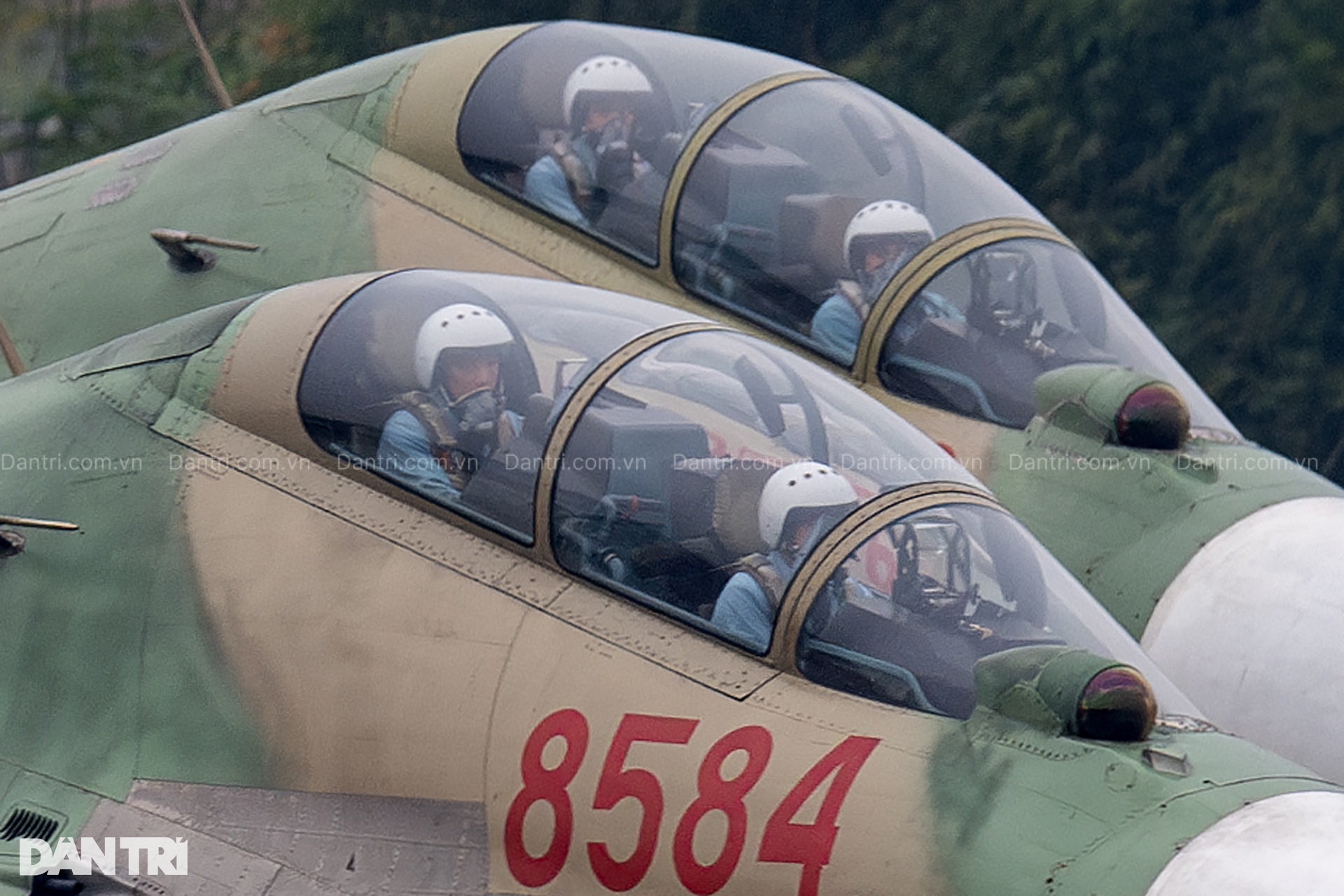 Hổ mang chúa SU-30MK2 bắn 96 quả đạn nhiễu rực sáng bầu trời Hà Nội - 3 Hổ mang chúa SU-30MK2 bắn 96 quả đạn nhiễu rực sáng bầu trời Hà Nội - 3