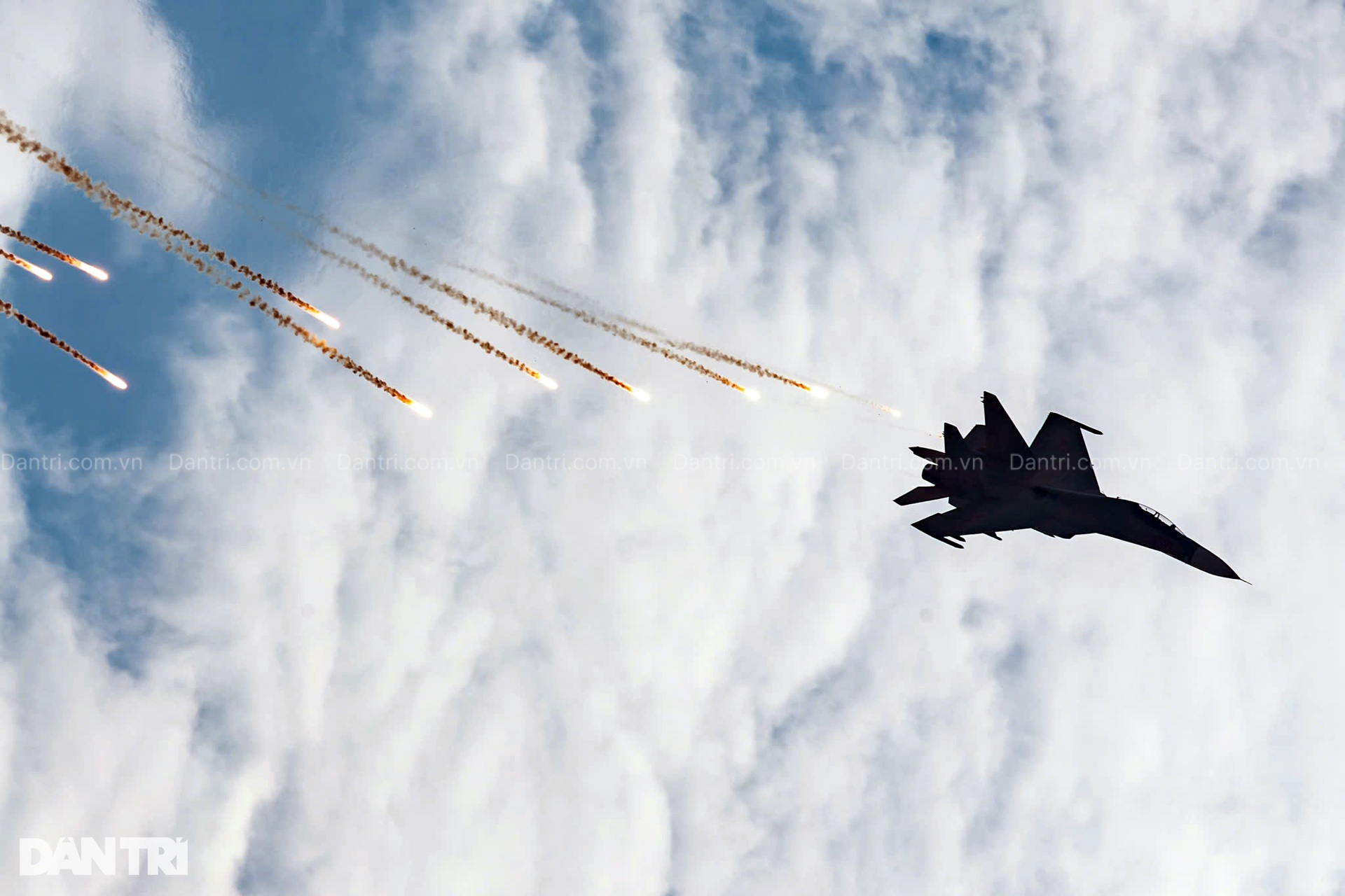 Hổ mang chúa SU-30MK2 bắn 96 quả đạn nhiễu rực sáng bầu trời Hà Nội - 16 Hổ mang chúa SU-30MK2 bắn 96 quả đạn nhiễu rực sáng bầu trời Hà Nội - 16