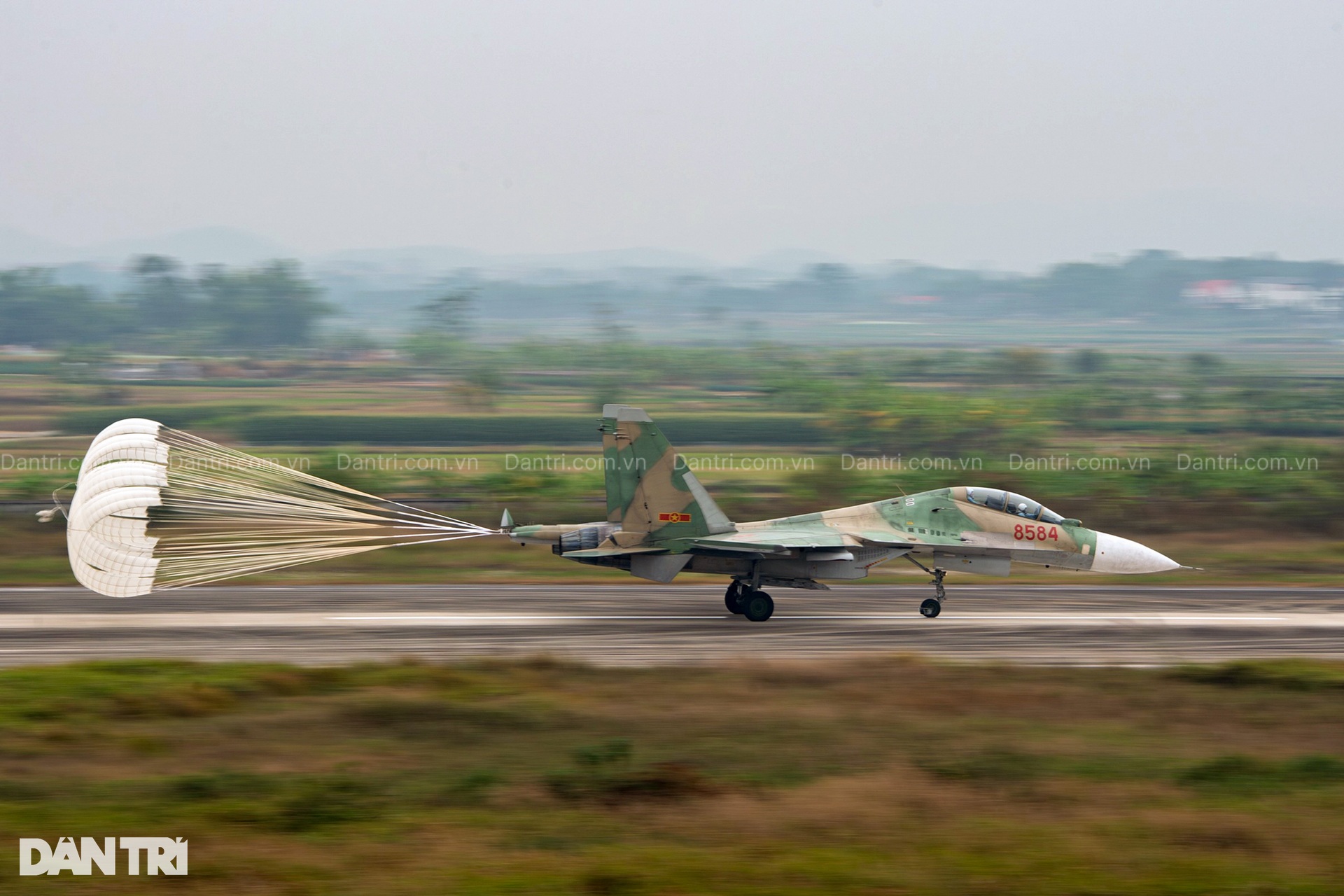 Hổ mang chúa SU-30MK2 bắn 96 quả đạn nhiễu rực sáng bầu trời Hà Nội - 19 Hổ mang chúa SU-30MK2 bắn 96 quả đạn nhiễu rực sáng bầu trời Hà Nội - 19