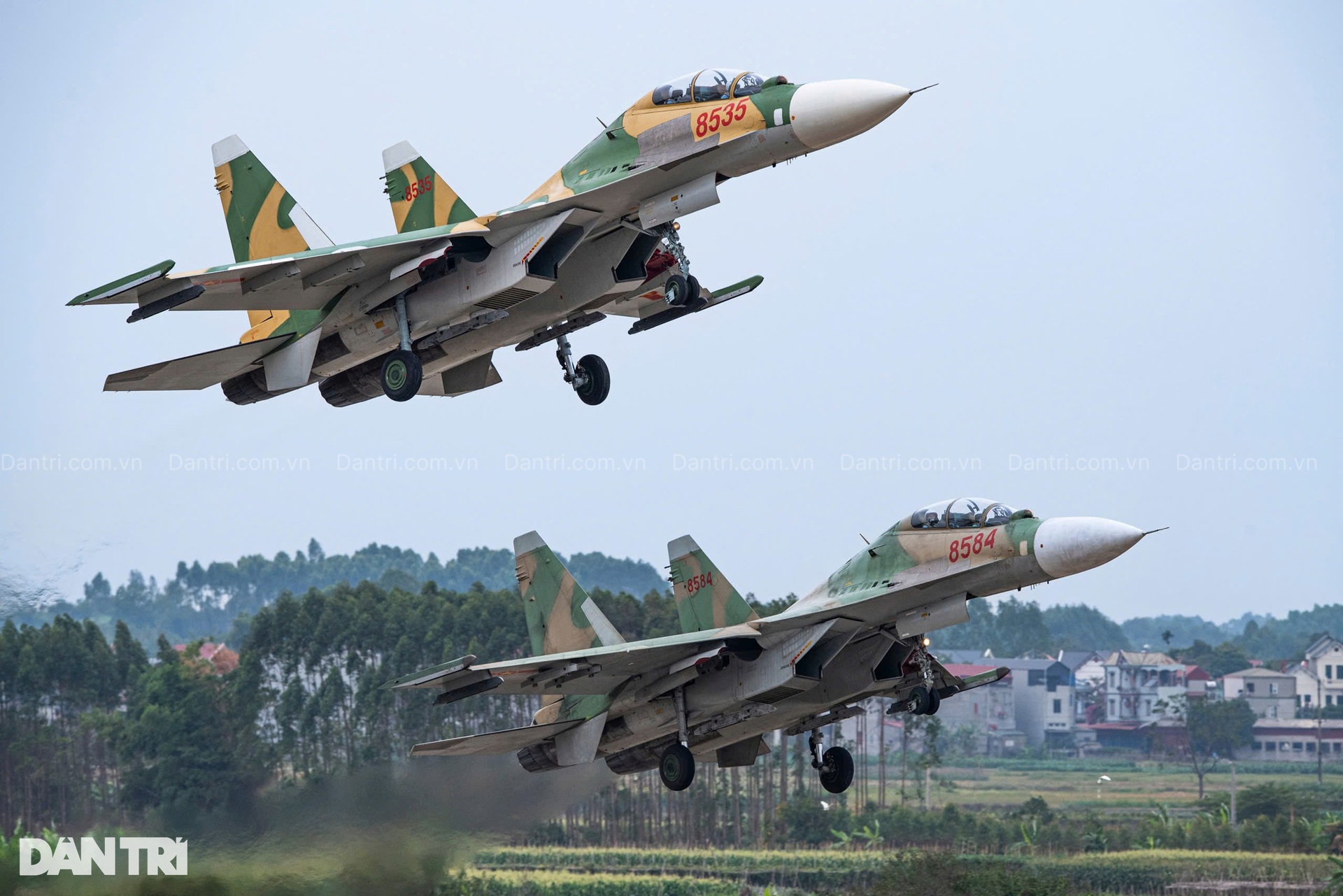Hổ mang chúa SU-30MK2 bắn 96 quả đạn nhiễu rực sáng bầu trời Hà Nội - 5 Hổ mang chúa SU-30MK2 bắn 96 quả đạn nhiễu rực sáng bầu trời Hà Nội - 5