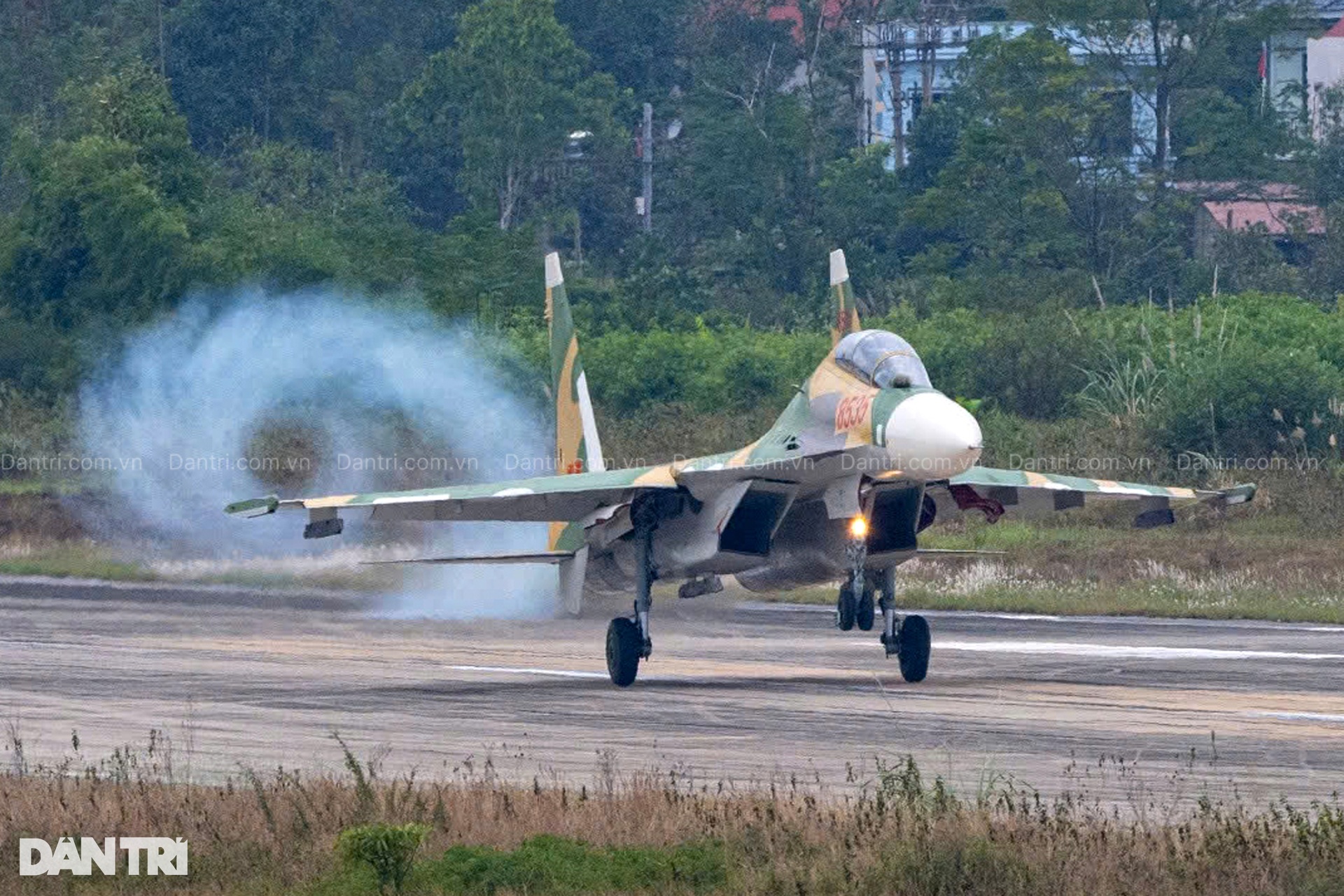 Hổ mang chúa SU-30MK2 bắn 96 quả đạn nhiễu rực sáng bầu trời Hà Nội - 18 Hổ mang chúa SU-30MK2 bắn 96 quả đạn nhiễu rực sáng bầu trời Hà Nội - 18