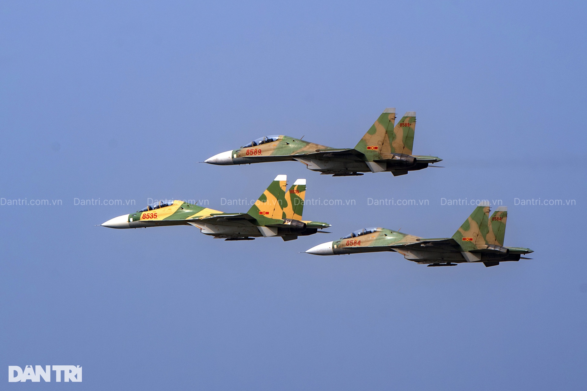 Hổ mang chúa SU-30MK2 bắn 96 quả đạn nhiễu rực sáng bầu trời Hà Nội - 6 Hổ mang chúa SU-30MK2 bắn 96 quả đạn nhiễu rực sáng bầu trời Hà Nội - 6