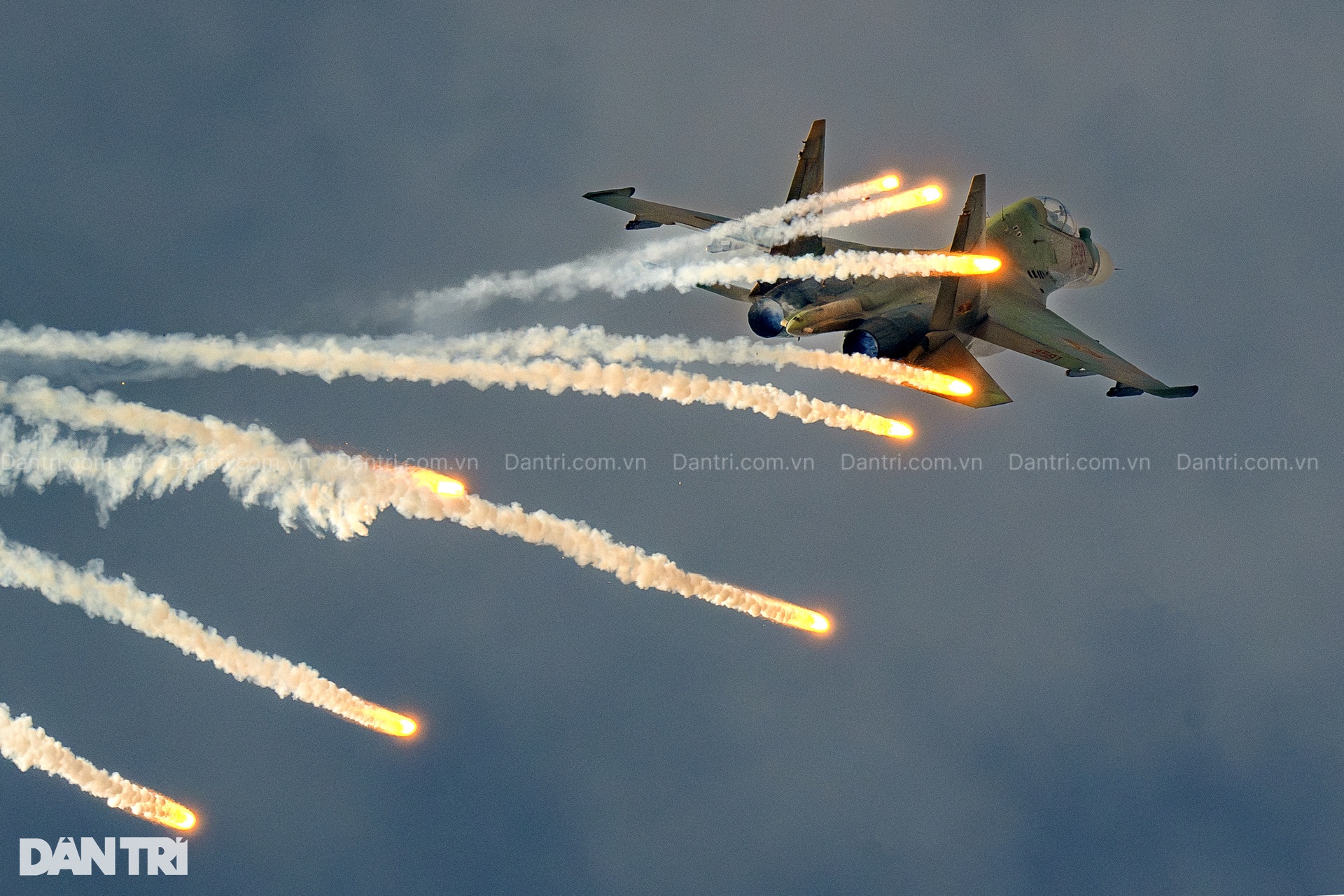 Hổ mang chúa SU-30MK2 bắn 96 quả đạn nhiễu rực sáng bầu trời Hà Nội - 15 Hổ mang chúa SU-30MK2 bắn 96 quả đạn nhiễu rực sáng bầu trời Hà Nội - 15