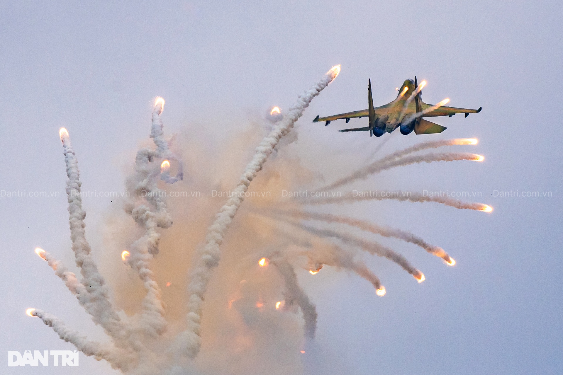 Hổ mang chúa SU-30MK2 bắn 96 quả đạn nhiễu rực sáng bầu trời Hà Nội - 17 Hổ mang chúa SU-30MK2 bắn 96 quả đạn nhiễu rực sáng bầu trời Hà Nội - 17