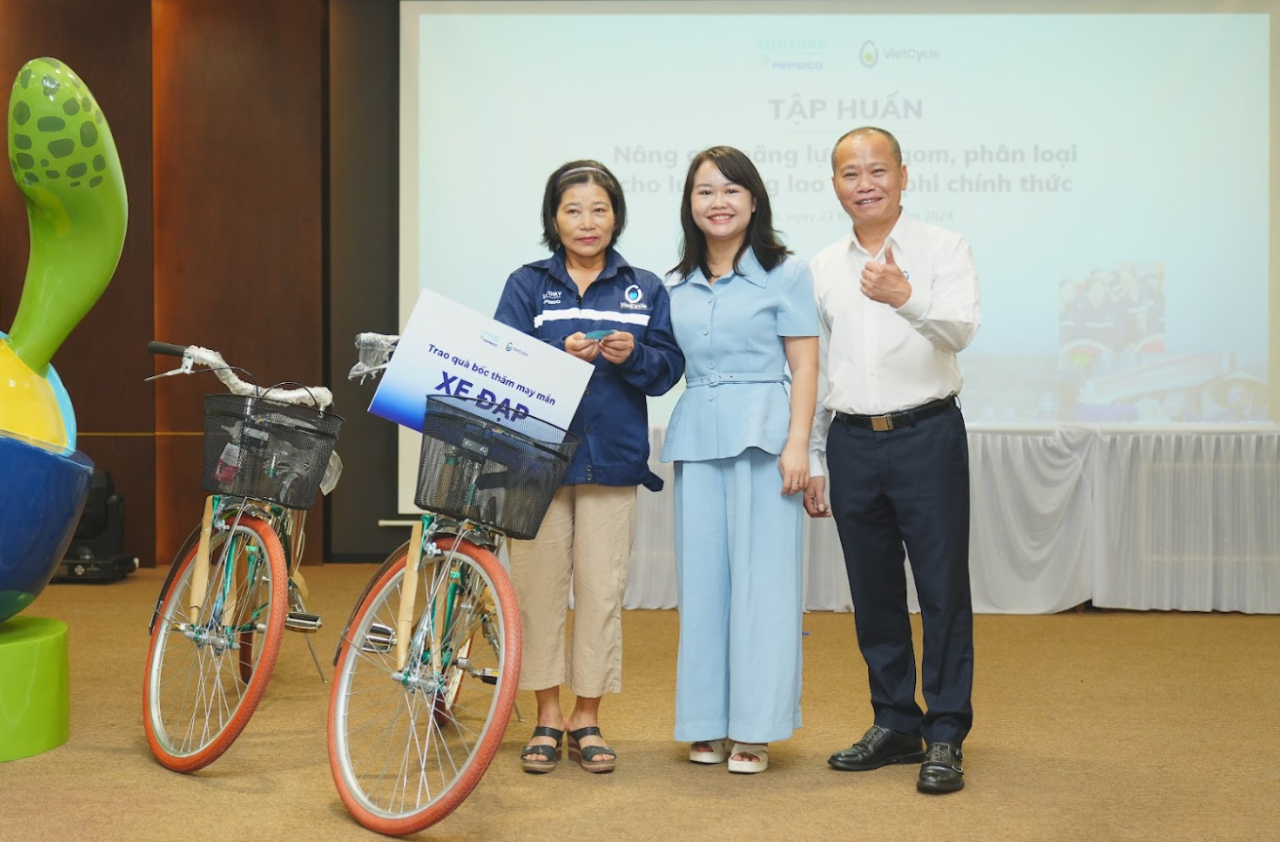 Suntory PepsiCo Việt Nam và VietCycle hợp tác thu gom, tái chế giảm thiểu rác thải nhựa - Vietnam.vn Suntory PepsiCo Việt Nam và VietCycle hợp tác thu gom, tái chế giảm thiểu rác thải nhựa