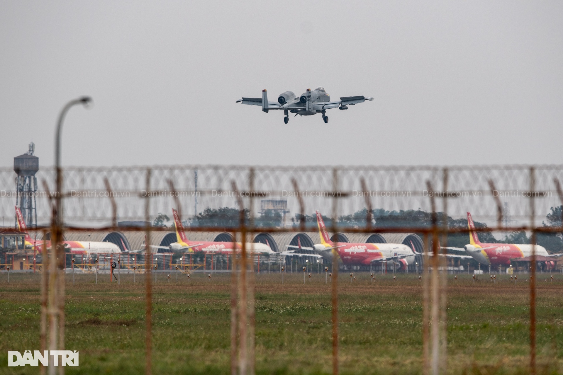 Máy bay cường kích A-10 Thunderbolt II của Mỹ hạ cánh xuống sân bay Gia Lâm - 9 Máy bay cường kích A-10 Thunderbolt II của Mỹ hạ cánh xuống sân bay Gia Lâm - 9