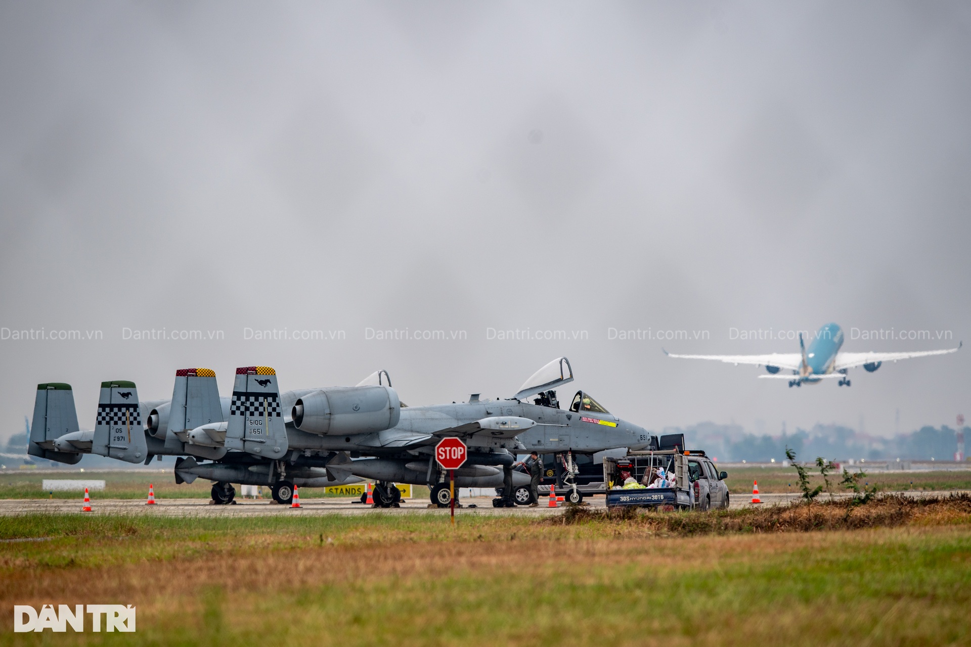 Máy bay cường kích A-10 Thunderbolt II của Mỹ hạ cánh xuống sân bay Gia Lâm - 13 Máy bay cường kích A-10 Thunderbolt II của Mỹ hạ cánh xuống sân bay Gia Lâm - 13