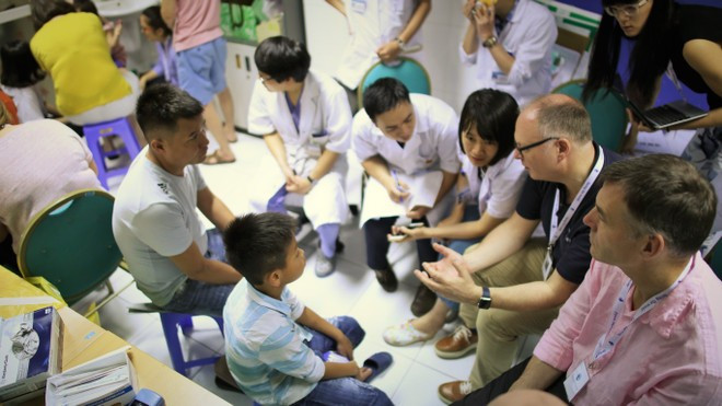 Các bác sỹ Việt Nam và Anh khám sàng lọc cho bệnh nhi. (Nguồn: Ảnh tư liệu FTW) tinh-nguyen.jpg
