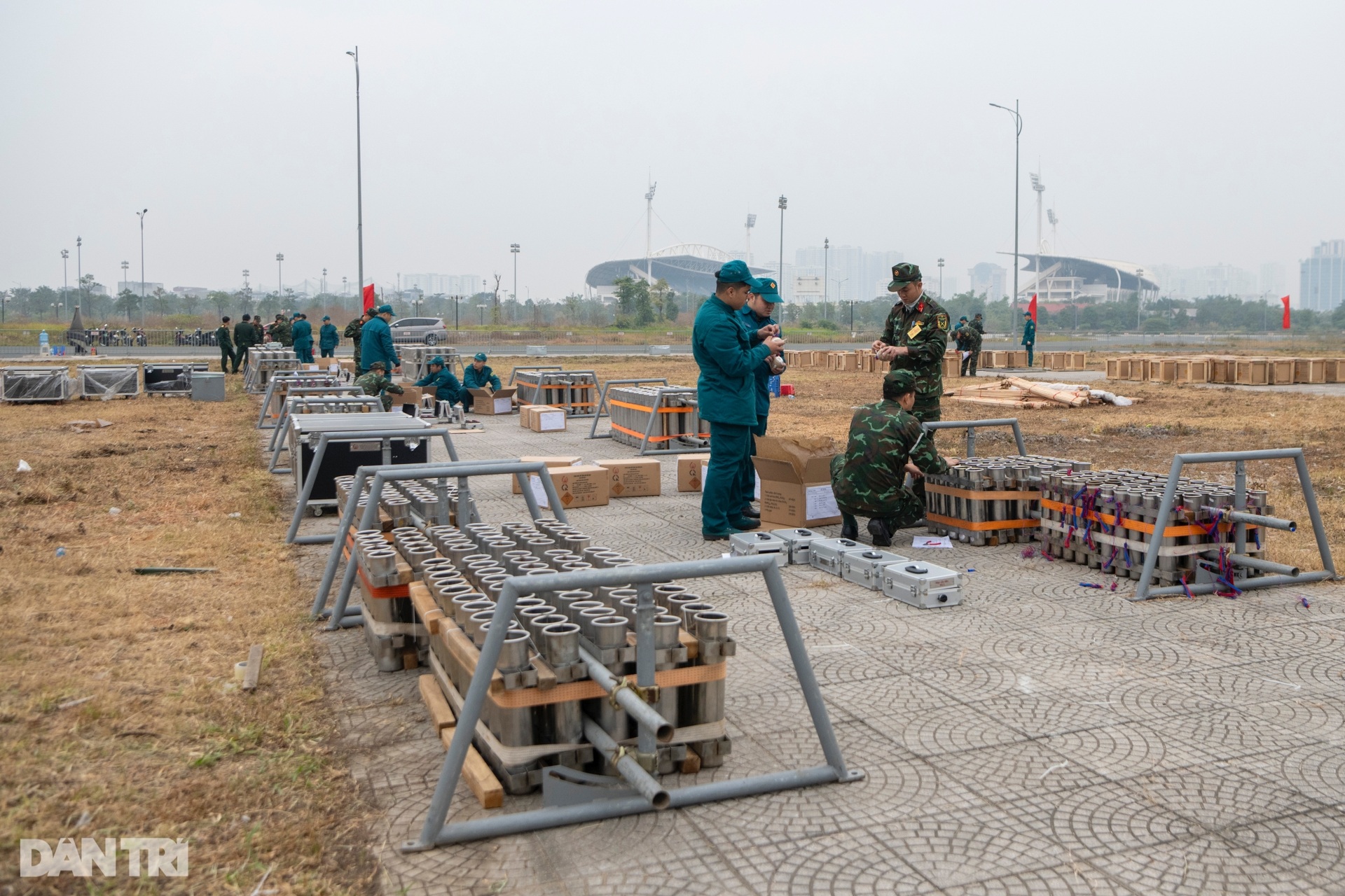 Bên trong trận địa pháo hoa Tết Dương lịch 2025 ở Hà Nội - 2 Bên trong trận địa pháo hoa Tết Dương lịch 2025 ở Hà Nội - 2