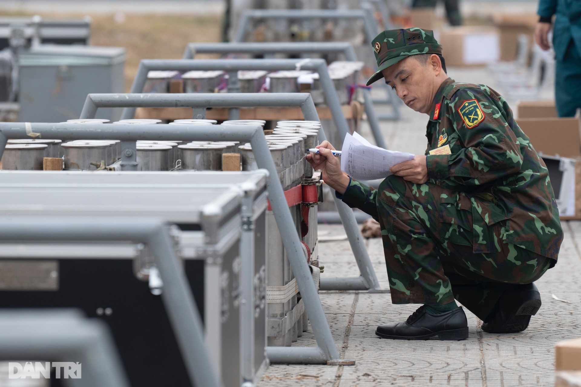 Bên trong trận địa pháo hoa Tết Dương lịch 2025 ở Hà Nội - 4 Bên trong trận địa pháo hoa Tết Dương lịch 2025 ở Hà Nội - 4