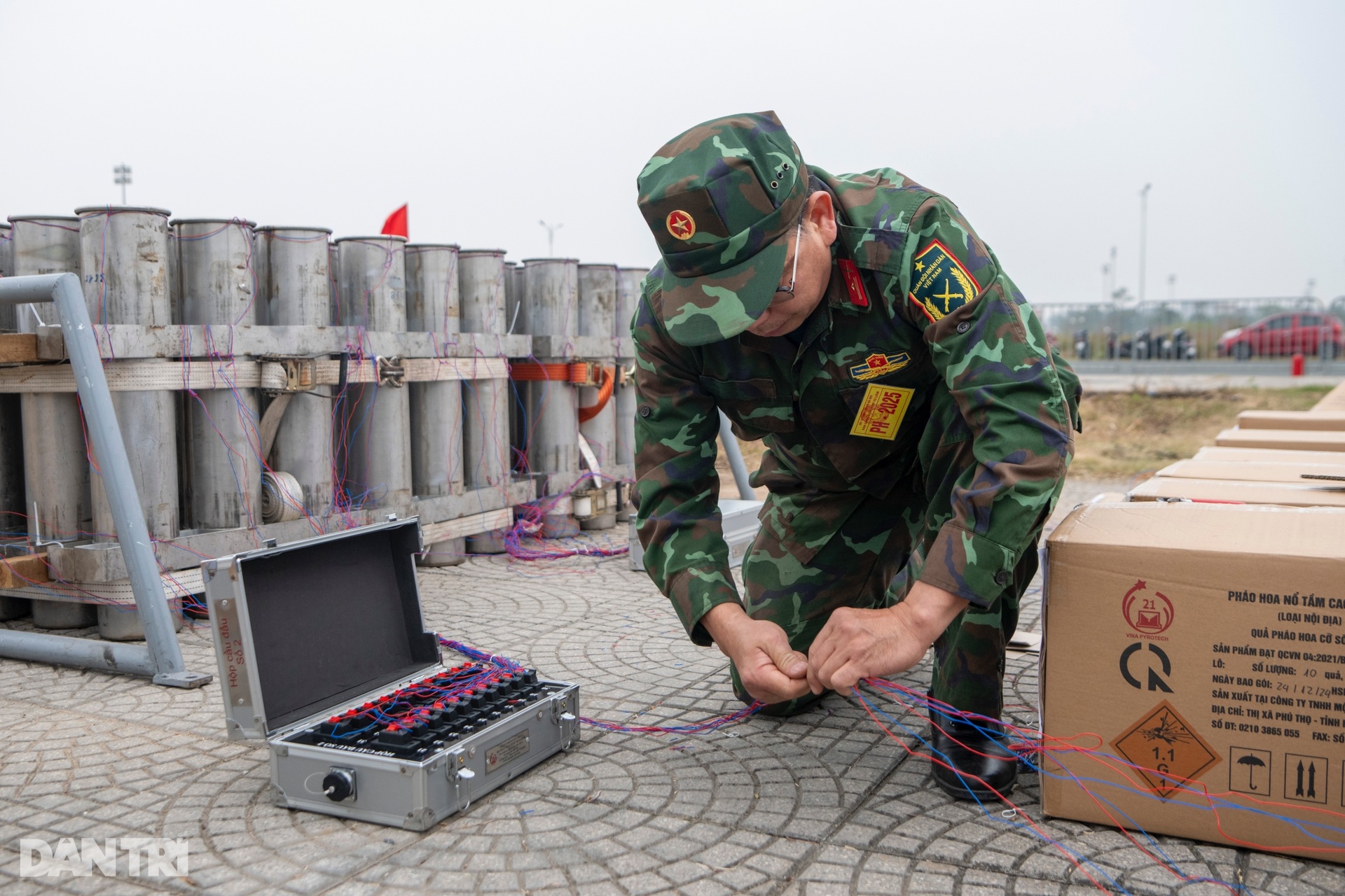 Bên trong trận địa pháo hoa Tết Dương lịch 2025 ở Hà Nội - 11 Bên trong trận địa pháo hoa Tết Dương lịch 2025 ở Hà Nội - 11