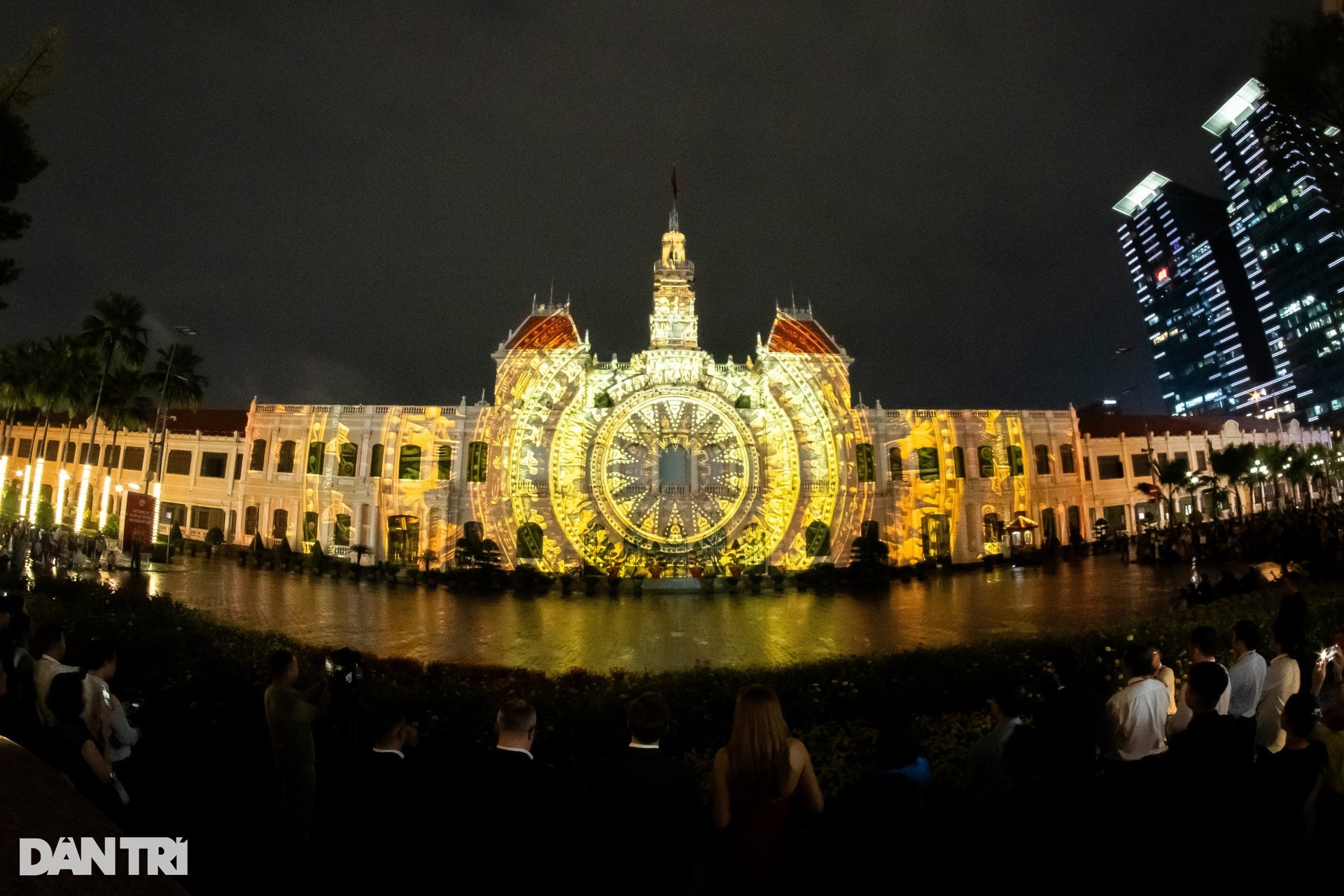 Tòa nhà UBND TPHCM lung linh dưới công nghệ trình chiếu 3D mapping - 3 Tòa nhà UBND TPHCM lung linh dưới công nghệ trình chiếu 3D mapping - 3