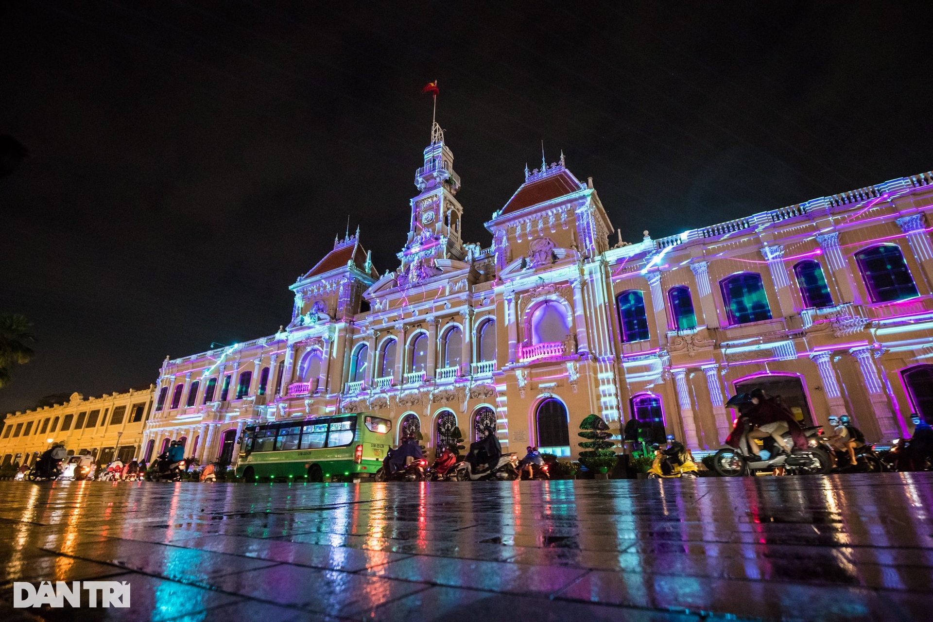 Tòa nhà UBND TPHCM lung linh dưới công nghệ trình chiếu 3D mapping - 6 Tòa nhà UBND TPHCM lung linh dưới công nghệ trình chiếu 3D mapping - 6