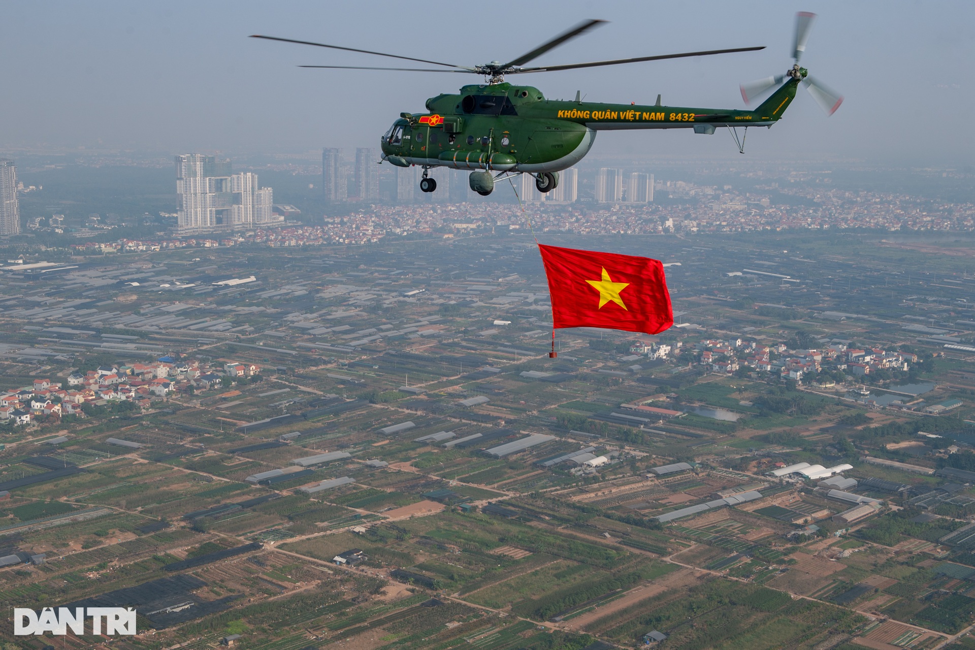 7 trực thăng diễn tập kéo cờ Tổ quốc cho lễ khai mạc Triển lãm Quốc phòng - 11 7 trực thăng diễn tập kéo cờ Tổ quốc cho lễ khai mạc Triển lãm Quốc phòng - 11