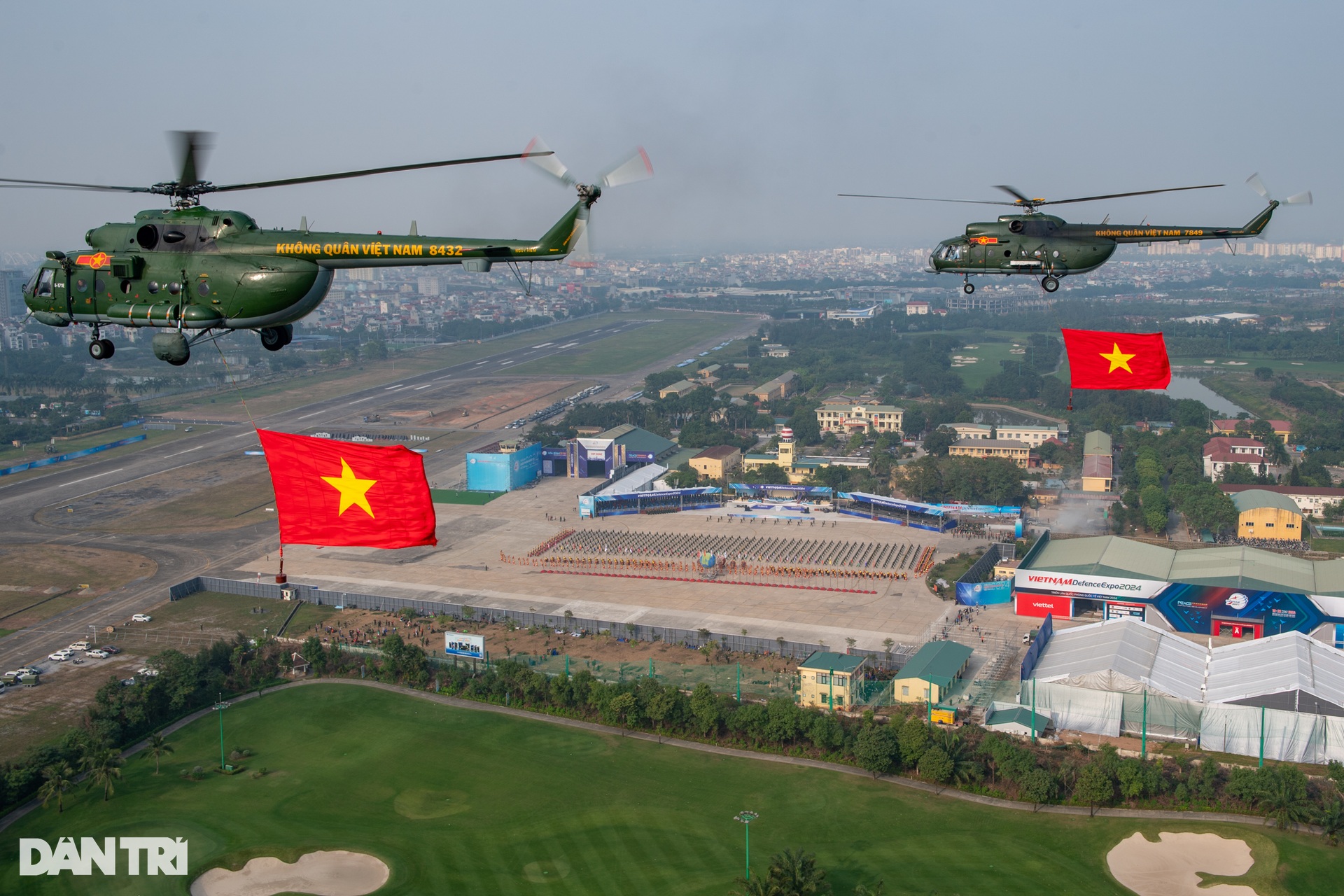 7 trực thăng diễn tập kéo cờ Tổ quốc cho lễ khai mạc Triển lãm Quốc phòng - 13 7 trực thăng diễn tập kéo cờ Tổ quốc cho lễ khai mạc Triển lãm Quốc phòng - 13