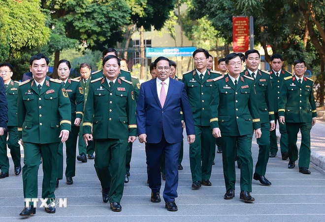 Thủ tướng Phạm Minh Chính thăm Học viện Kỹ thuật quân sự. (Ảnh: Dương Giang/TTXVN) TTXVN_1812 Thu tuong hoc vien Ky thuat quan su 3.jpg