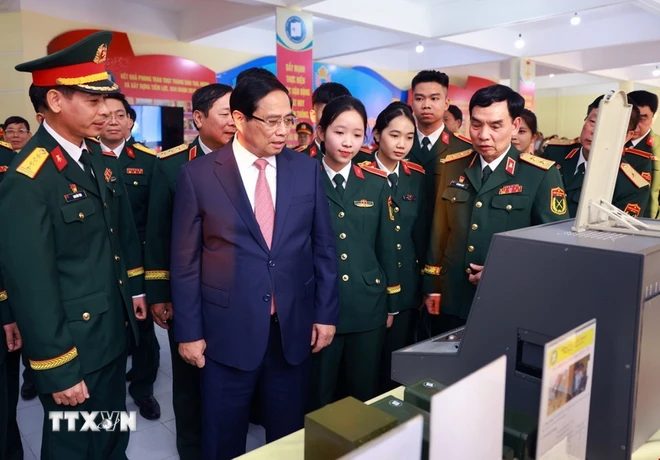 Thủ tướng Phạm Minh Chính tham quan sản phẩm nghiên cứu, sáng tạo của Học viện Kỹ thuật quân sự. (Ảnh: Dương Giang/TTXVN) TTXVN_1812 Thu tuong hoc vien Ky thuat quan su 5.jpg