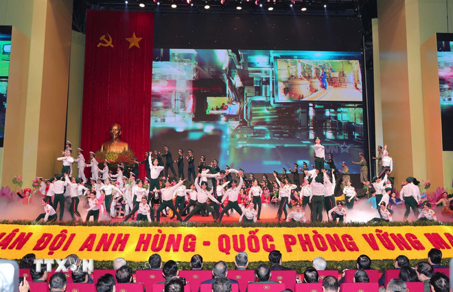 Chương trình sử thi nghệ thuật “80 năm dưới quân kỳ Quyết thắng” chào mừng Lễ kỷ niệm 80 năm Ngày thành lập Quân đội Nhân dân Việt Nam. (Ảnh: Trọng Đức/TTXVN) ttxvn-2012-tong-bi-thu-quan-doi-14.jpg