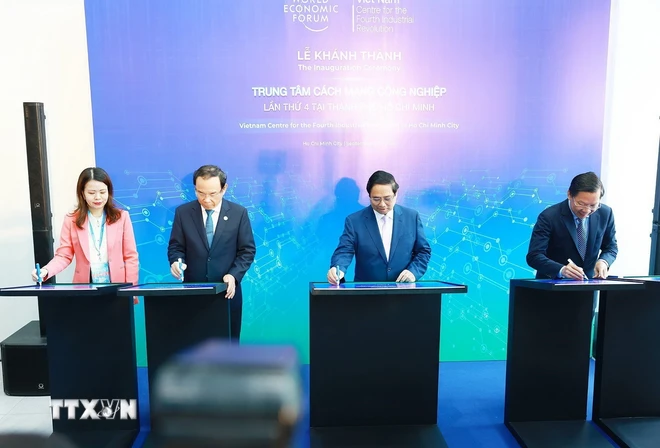 Thủ tướng Phạm Minh Chính và các đại biểu thực hiện nghi thức khánh thành Trung tâm Cách mạng Công nghiệp lần thứ 4 (C4IR). (Ảnh: Dương Giang/TTXVN) ttxvn_Cach mang cong nghiep (5).jpg