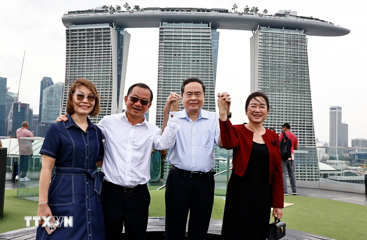 Chủ tịch Quốc hội Trần Thanh Mẫn và Phu nhân cùng Chủ tịch Quốc hội Singapore Seah Kian Peng và Phu nhân thăm công viên thiên nhiên Gardens By The Bay của Singapore ngày 2/12/2024. (Ảnh: Doãn Tấn/TTXVN) ttxvn-chu-tich-quoc-hoi-singapore.jpg