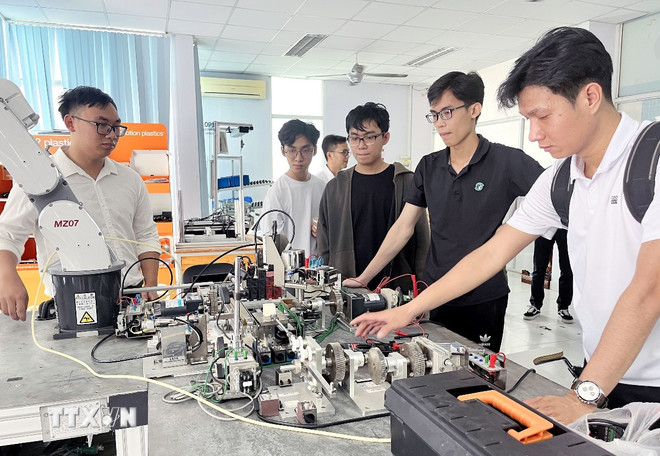 (Ảnh: TTXVN) ttxvn-cong-nghiep-ban-dan-6992.jpg