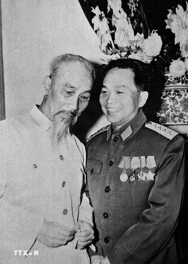 Đại tướng Võ Nguyên Giáp, Người học trò xuất sắc của Chủ tịch Hồ Chí Minh, nhà chiến lược quân sự thiên tài, Người anh cả của Quân đội nhân dân Việt Nam (22/12/1962). (Ảnh: Tư liệu TTXVN) ttxvn_dai tuong vo nguyen giap (2).jpg