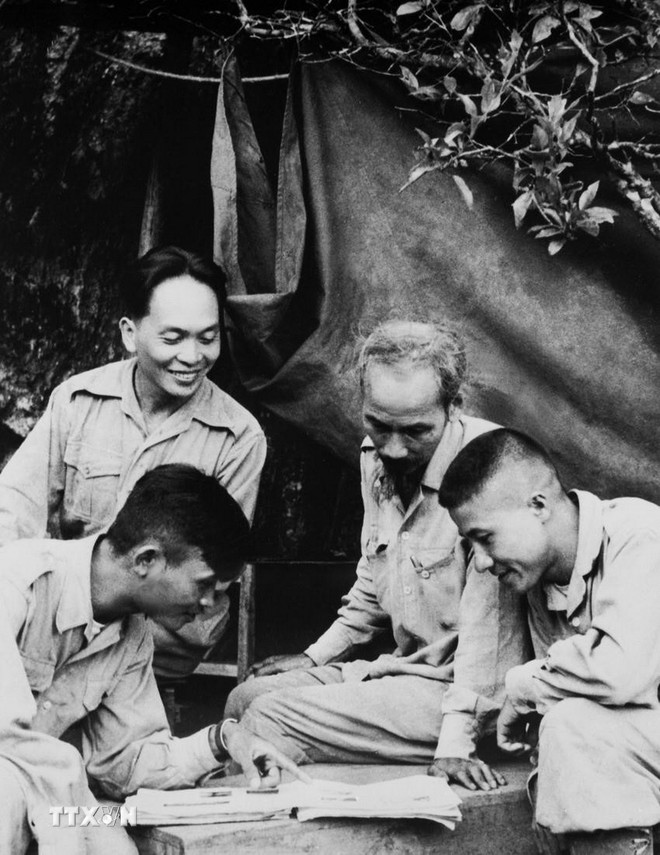 Đại tướng Võ Nguyên Giáp và Chủ tịch Hồ Chí Minh bàn kế hoạch tác chiến với các sỹ quan quân đội trong chiến dịch Biên giới năm 1950. (Ảnh: Tư liệu TTXVN) ttxvn_dai tuong vo nguyen giap (3).jpg