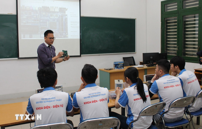 (Ảnh: TTXVN) ttxvn-dao-tao-nhan-luc-nganh-thiet-ke-vi-mach-ban-dan-4674.jpg