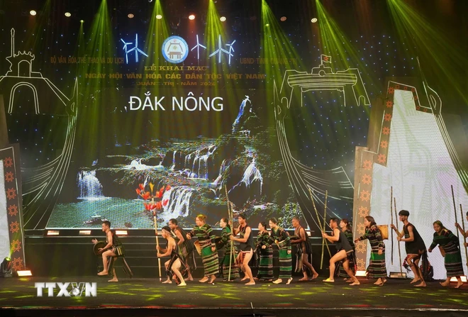 Hòa tấu cồng chiêng của dân tộc Mơ Nông ở Đắk Nông. (Ảnh: Nguyên Linh/TTXVN) ttxvn_ngay hoi van hoa 2.jpg