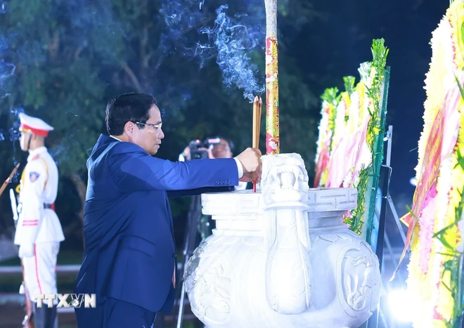Thủ tướng Phạm Minh Chính và các đại biểu dâng hương tưởng niệm tại Tượng đài chiến thắng Bình Giã. (Ảnh: Dương Giang/TTXVN) ttxvn_thu tuong_chien thang binh gia (2).jpg