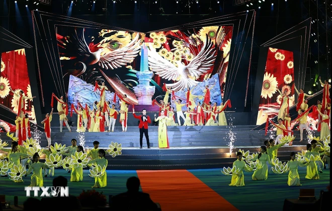 Chương trình nghệ thuật kỷ niệm 60 năm chiến thắng Bình Giã. (Ảnh: Dương Giang/TTXVN) ttxvn_thu tuong_chien thang binh gia (5).jpg