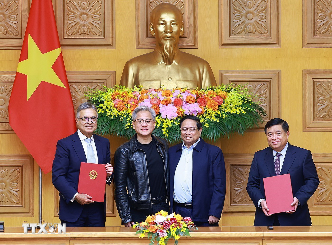 Thủ tướng Phạm Minh Chính và ông Jensen Huang, Nhà sáng lập kiêm Giám đốc điều hành Tập đoàn NVIDIA (Hoa Kỳ) chứng kiến Lễ ký Thỏa thuận hợp tác giữa Chính phủ Việt Nam và Tập đoàn Nvidia về nghiên cứu và phát triển trí tuệ nhân tạo. (Ảnh: Dương Giang/TTXVN) ttxvn-thu-tuong-tap-doan-nvidia-5-3831.jpg