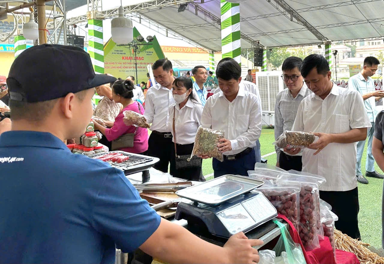 Tuần hàng OCOP, làng nghề, nông sản tại huyện Ba Vì kéo dài đến 19-11 - Vietnam.vn Tuần hàng OCOP, làng nghề, nông sản tại huyện Ba Vì kéo dài đến 19-11