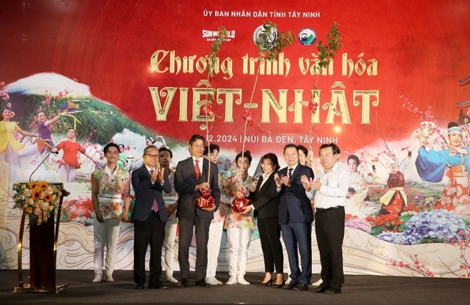 Lễ trao tặng biểu trưng 200 cây hoa anh đào của Nhật Bản cho Tây Ninh. (Ảnh: Giang Phương/TTXVN) viet-nhat 2.jpg