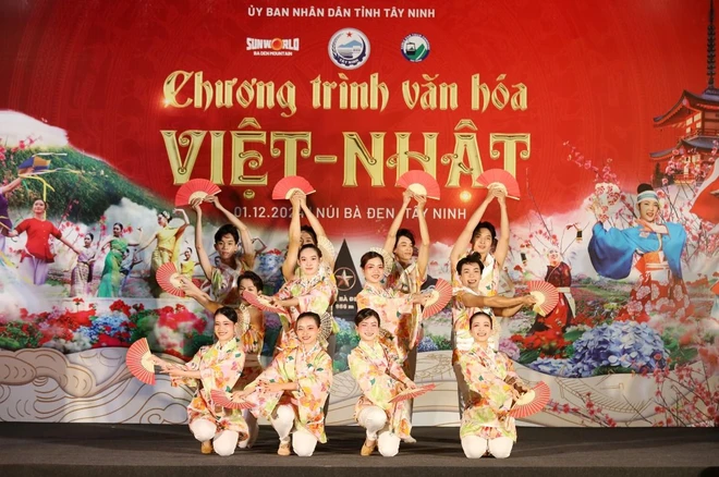 Tiết mục múa trong chương trình giao lưu văn hóa Việt - Nhật. (Ảnh: Giang Phương/TTXVN) viet-nhat 3.jpg
