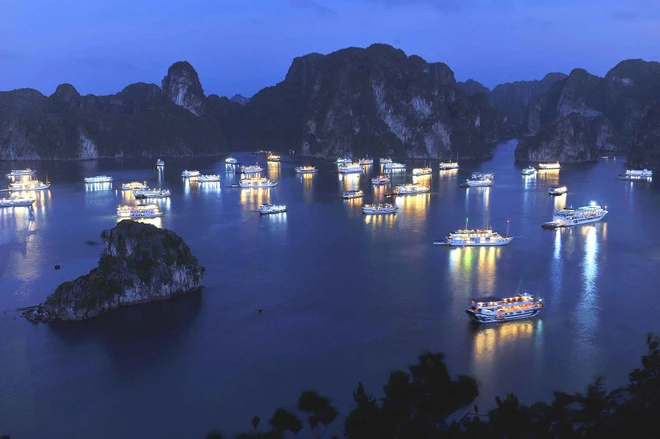 Tại Vịnh Hạ Long, du thuyền là hình thức du lịch truyền thống. (Ảnh: Minh Đức/TTXVN) vna_potal_vinh_ha_long_-_ky_quan_du_lich_thien_nhien_the_gioi_5999296.jpg